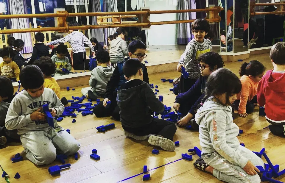 Enfants en train de construire lors d'un atelier créatif de camp KidiClub