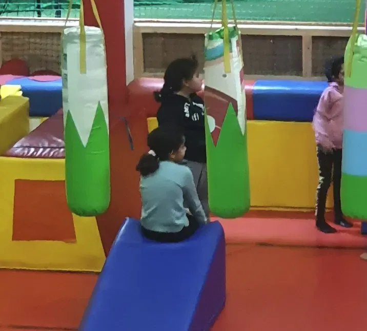 Espace mousse avec sacs de frappe pour la boxe et le kick boxing