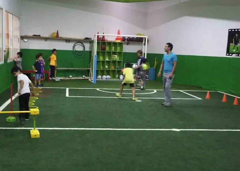 Entraînement de football sur gazon synthétique avec plots